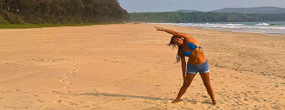 Königsstellung der Kopfstand oder Sirshasana am Strand von Korsika