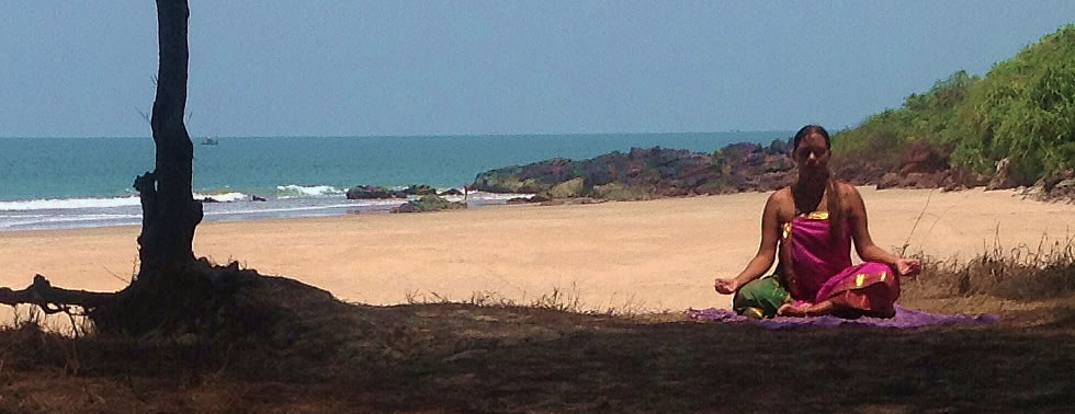 Königsstellung der Kopfstand oder Sirshasana am Strand von Korsika